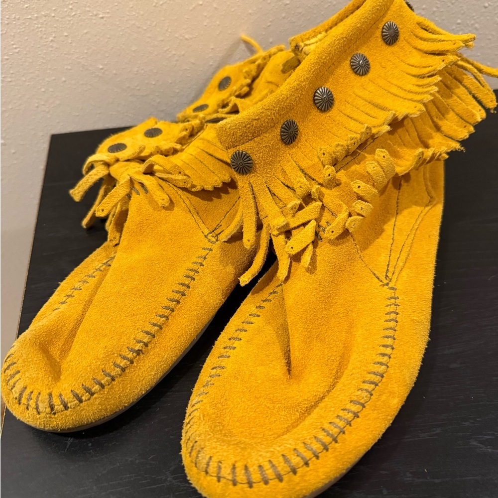 Minnetonka Yellow Suede Fringe Moccasin Boots 9.5 Boho Western - Picture 5 of 6
